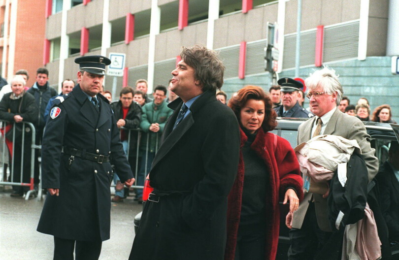 Dominique et Bernard Tapie arrivent au tribunal de Valenciennes. L'homme d'affaire, alors dirigeant de l’OM, est jugé pour corruption lors du procès de l’affaire OM-Valenciennes en mars 1995.
